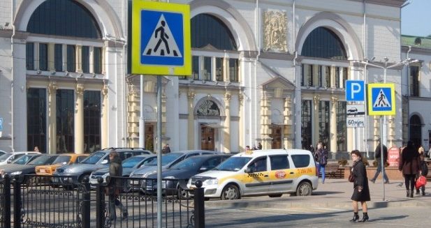 Такси возле вокзала Витебск