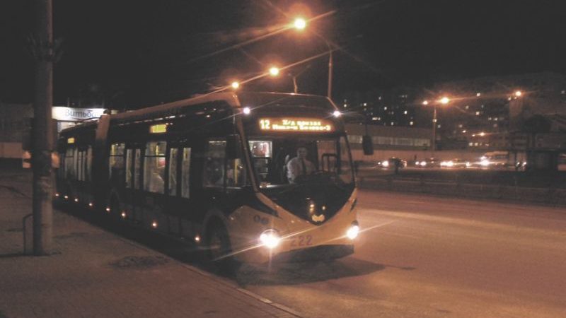 Бесконтактный спаренный троллейбус на улице Богатырева