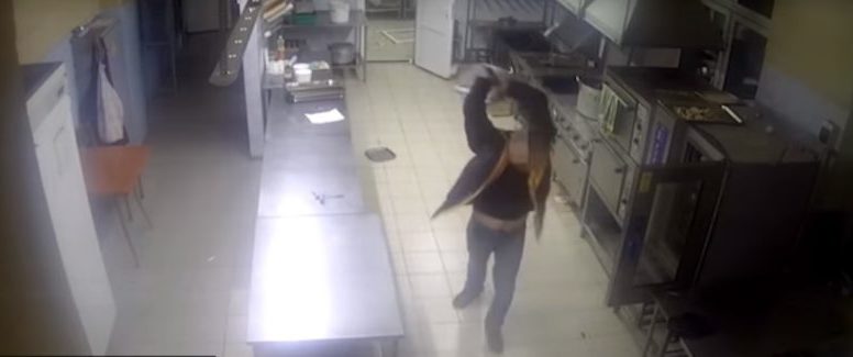 Студент в кафе