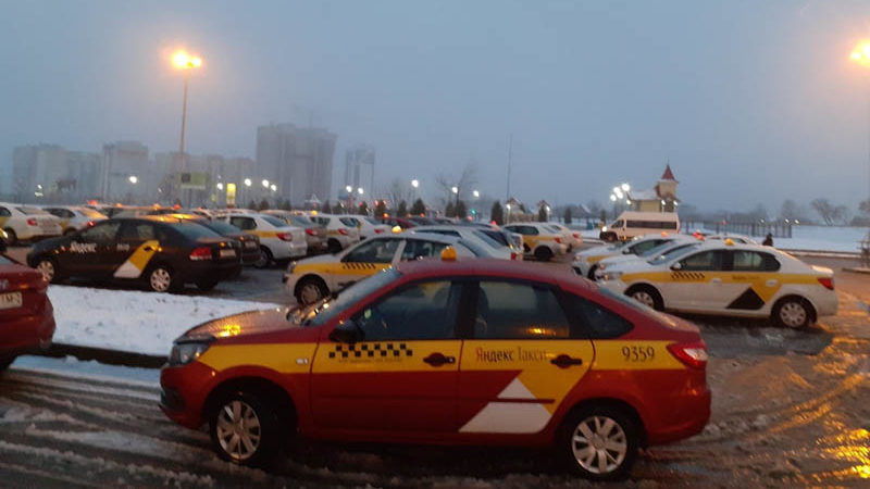 Стоянка бастующих таксистов