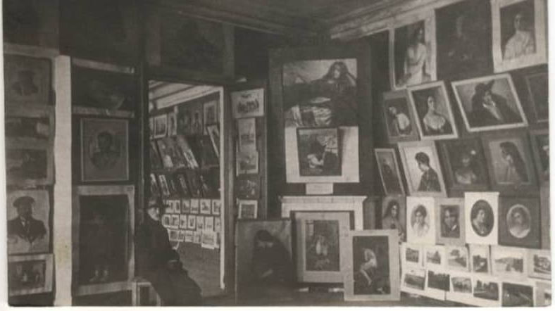 Квартира Пэна была вся увешана картинами