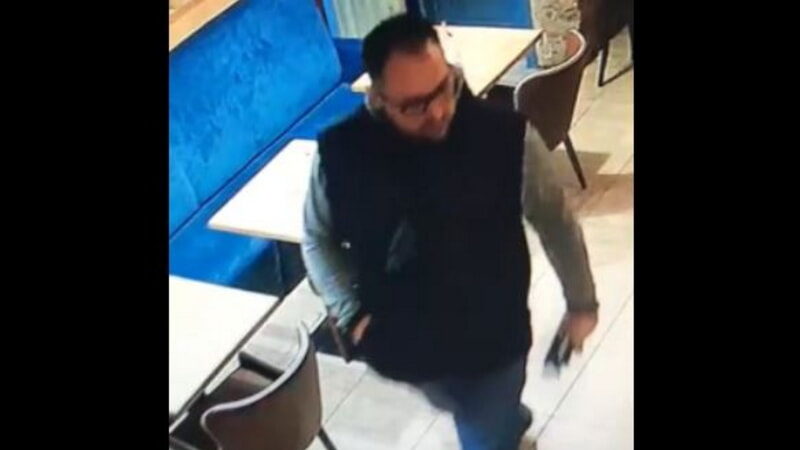 мужчина, который подозревается в мошеннических действиях