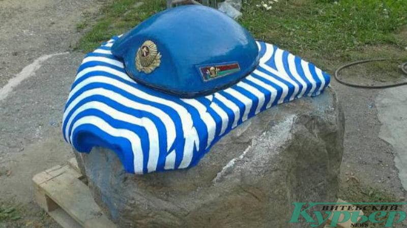 Часть памятника воину-десантнику в Витебске