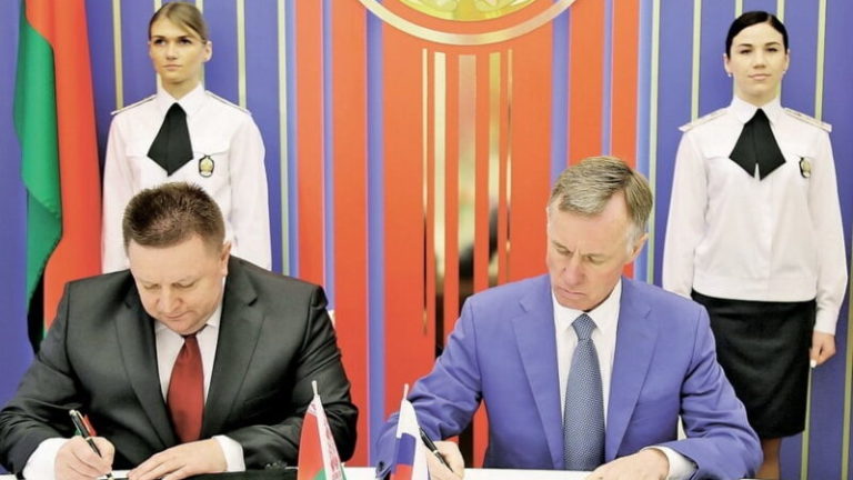Александр Барсуков и Александр Горовой подписали итоговый документ в миграционной сфере
