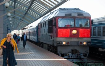 Поезд стоит на вокзале