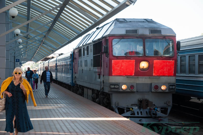 Поезд стоит на вокзале