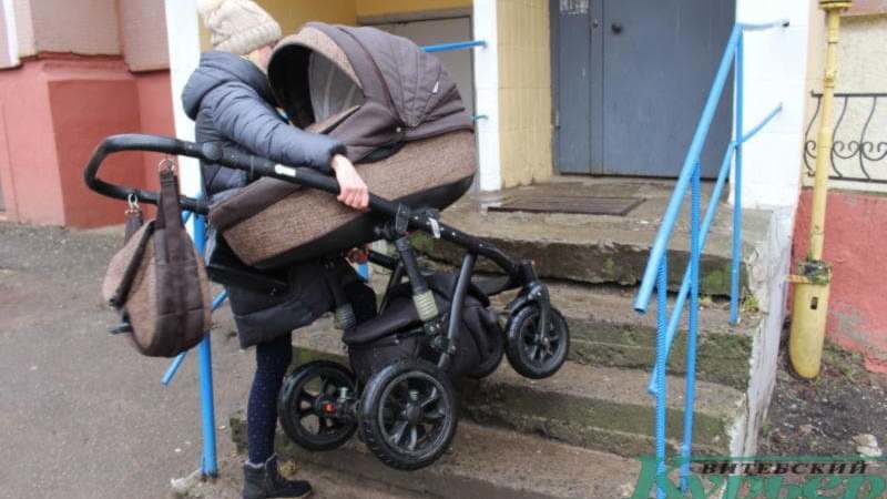 Коляску приходится поднимать вручную