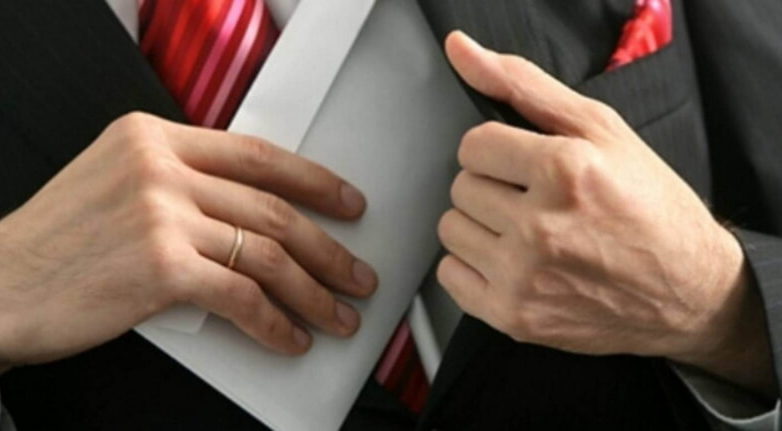 взятка в конверте