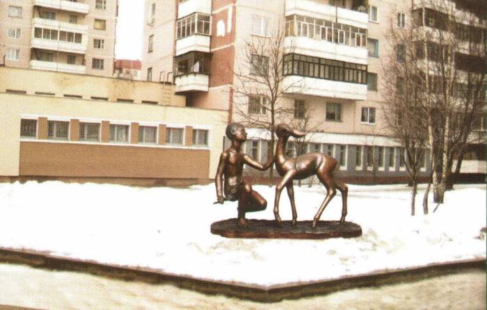 Скульптура "Вася и олень"
