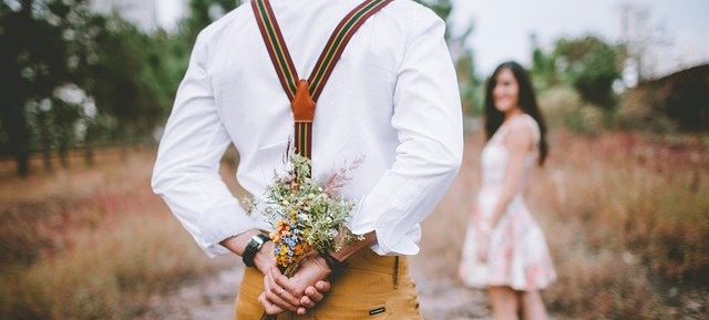 Парень держит букет цветов