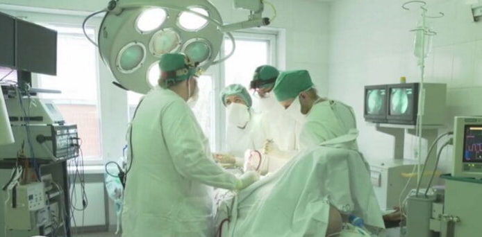 врачи в операционной