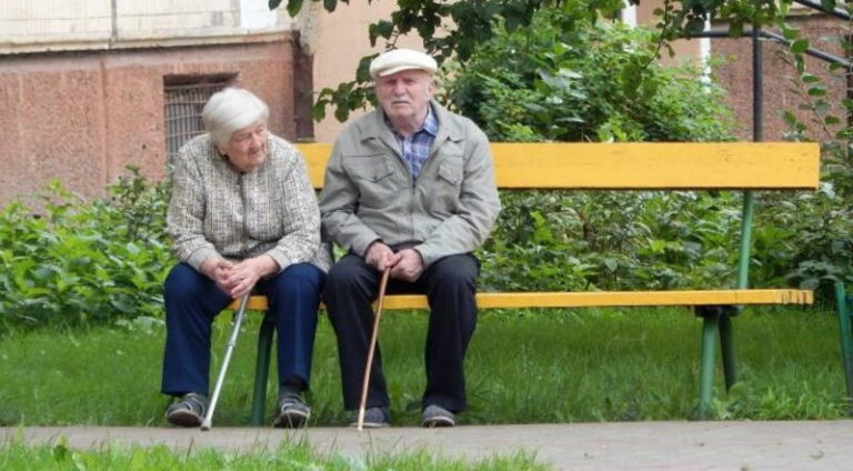 Как пенсионеры торгуют в Витебске