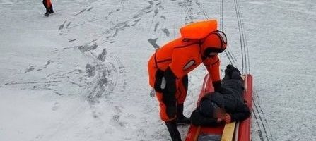 Мужчина переходил озеро в Глубоком