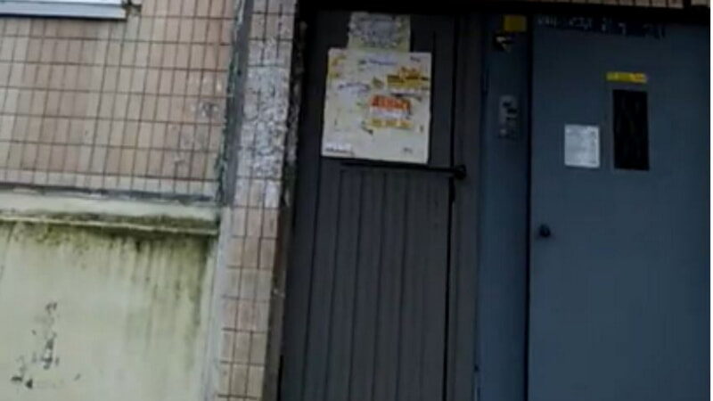 Обыкновенный подъезд в городе