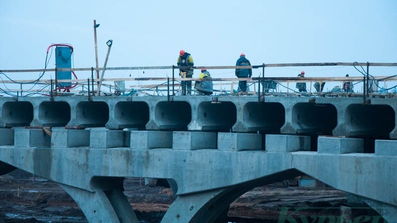 Рабочие на стройке путепровода