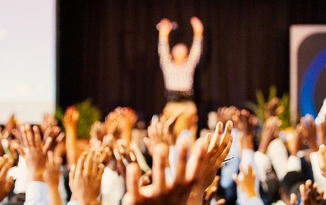 Человек побеждает на конференции