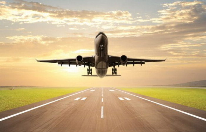 Взлетает самолет