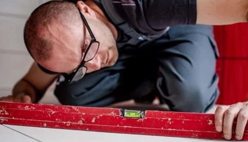 Строитель за работой