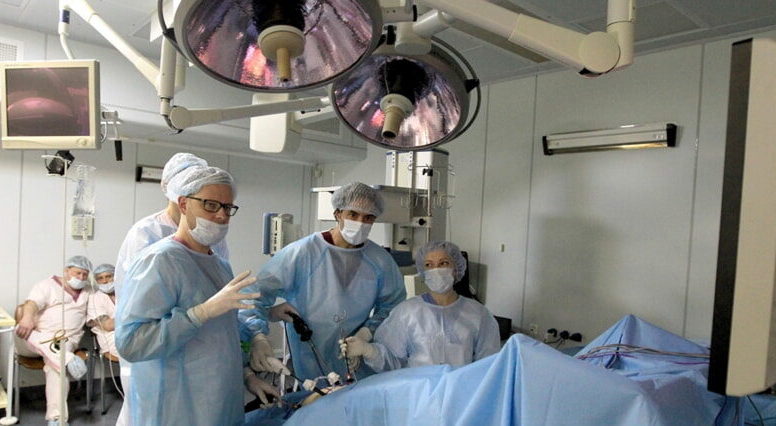 врачи в операционной