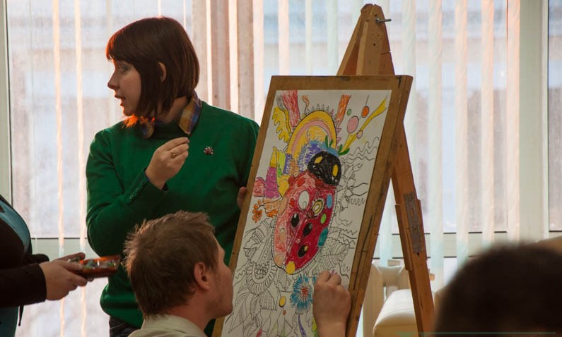 Девушка раскрашивает картину