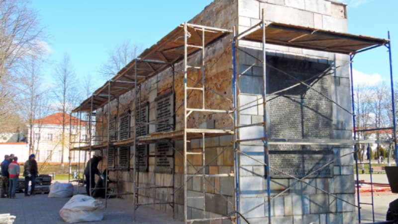 Памятник уже давно требовал капитального ремонта