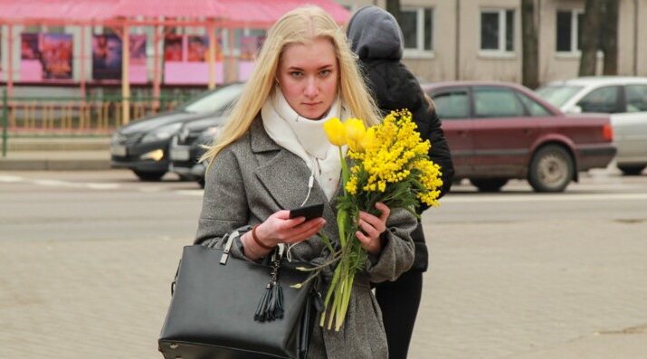 Девушка с цветами