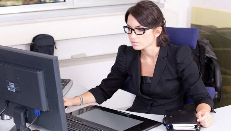 Женщина бизнесмен перед компьютером