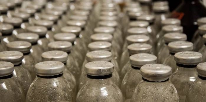 медиуинские бутылки с раствором для инъекций