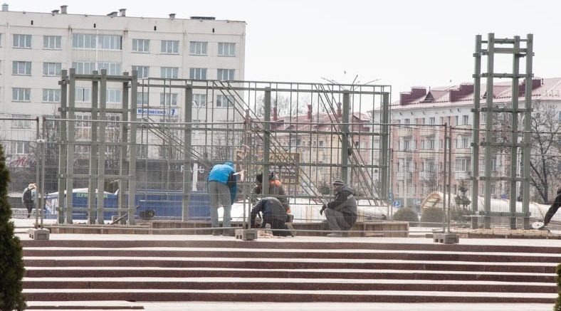 рабочие устанавливают доску почета