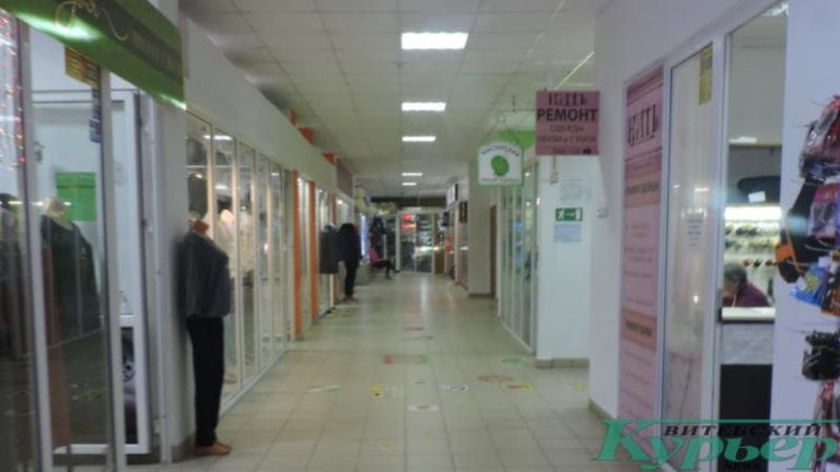 Коридоры в торговых центрах пустуют