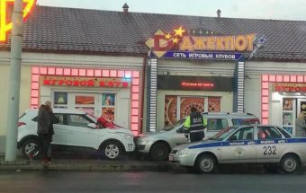 машина врезалась в призовой автомобиль