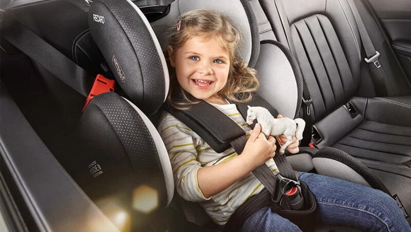 ребёнок в детском автокресле