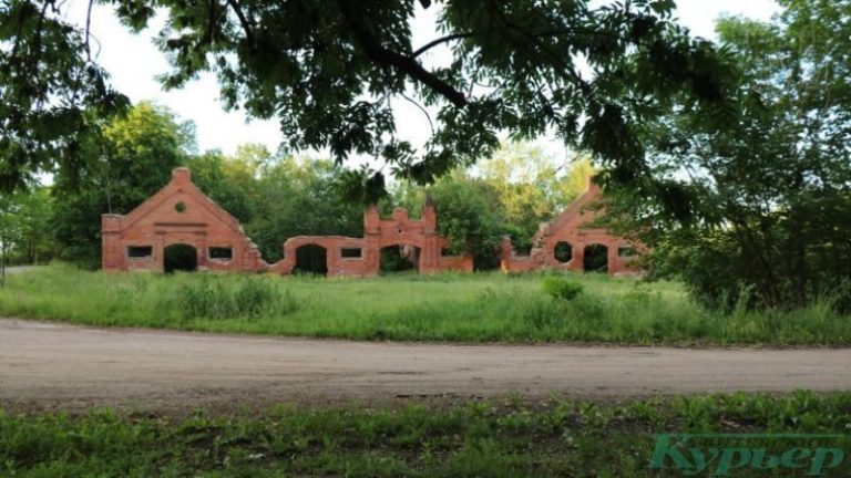 Конюшни в Каменполье