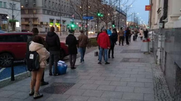 Поляки стоят в очереди на безопасном расстоянии