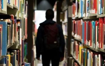 ребенок в библиотеке