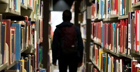 ребенок в библиотеке