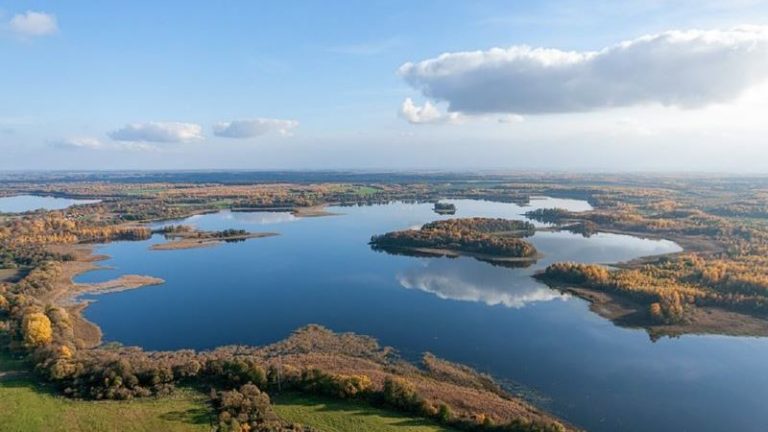 Озеро в деревне Лучай