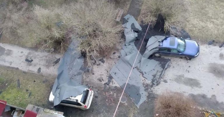 следы бури во дворе жилого дома