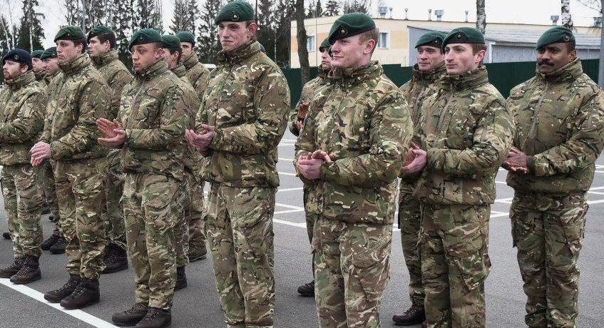 построение солдат НАТО