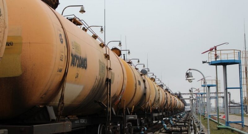 Железнодорожные цистерны с нефтью
