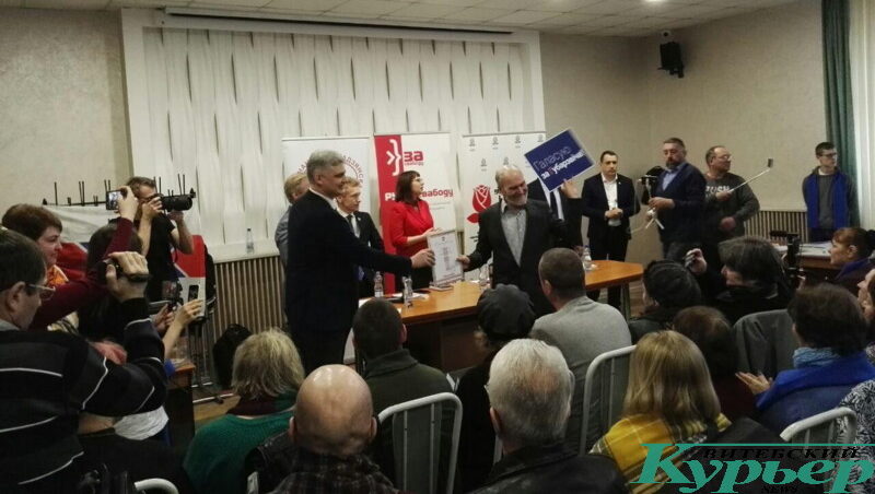 Вручение премию имени Виктора Сырицы Христофору Желяпову