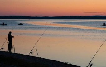 рыбак на озере