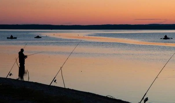 рыбак на озере