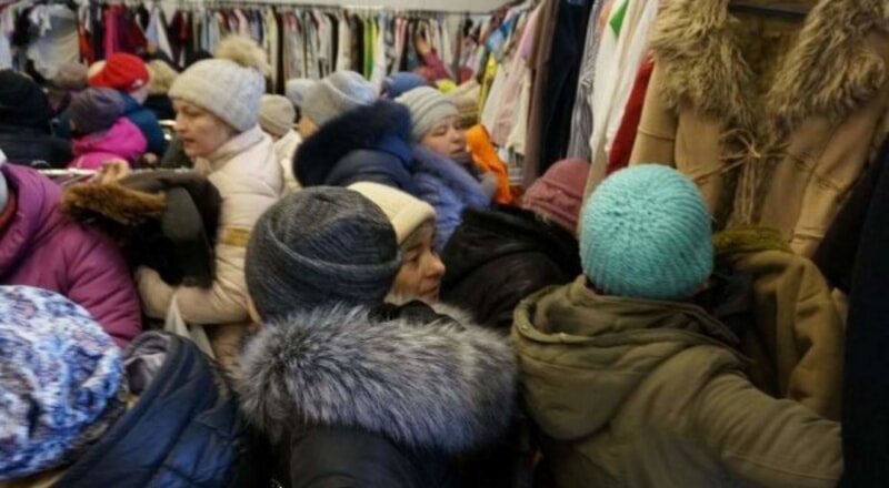 Толпа в сэконд-хэнде