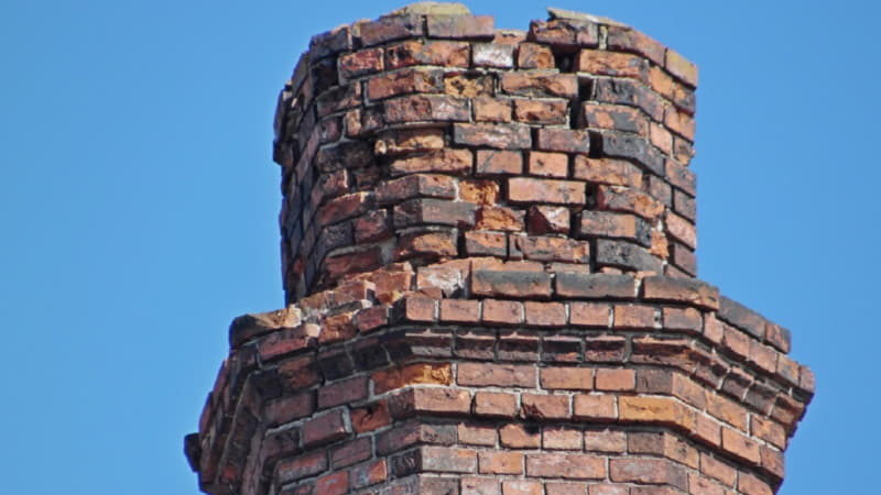 Старая кирпичная кладка разрушается