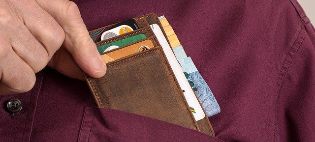 банковские карты и бумажник