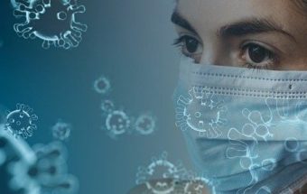 женщина в маске коронавирус