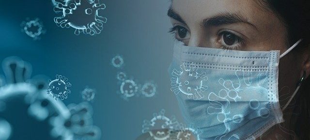женщина в маске коронавирус