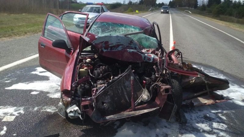 разбитый легковой автомобиль