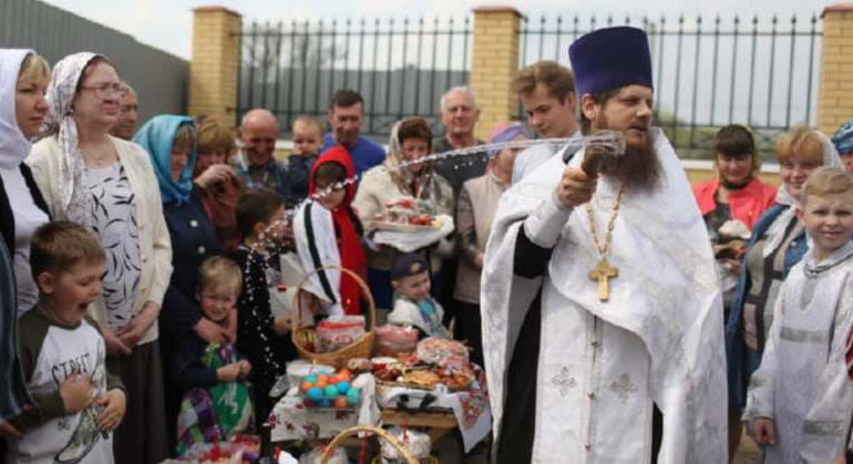 На Пасху принято освещать куличи и яйца в церкви